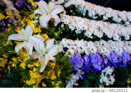 カサブランカが入ったお洒落な花祭壇 カサブランカが入ったお洒落な花祭壇 96120512