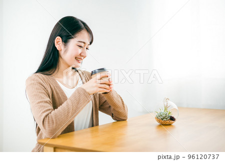 家でホットドリンク・コーヒー・紅茶を飲む女性 家でホットドリンク・コーヒー・紅茶を飲む女性 96120737