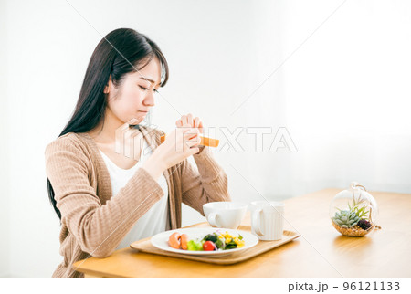 拒食症・食欲不信で食パンを食べられない日本人女性 拒食症・食欲不信で食パンを食べられない日本人女性 96121133