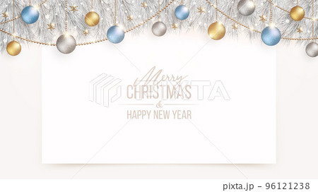 光輝く白銀のクリスマスツリーと、白無地のボード付き横長の背景 96121238