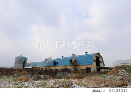 北海道　十勝地方　牧場のある風景 96121312