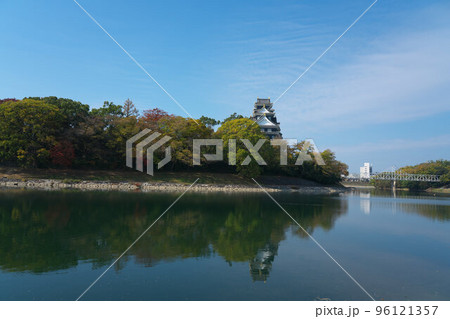 【日本100名城】令和の大改修後の岡山城天守と旭川の秋の風景2 岡山県岡山市北区 【日本100名城】令和の大改修後の岡山城天守と旭川の秋の風景2 岡山県岡山市北区 96121357