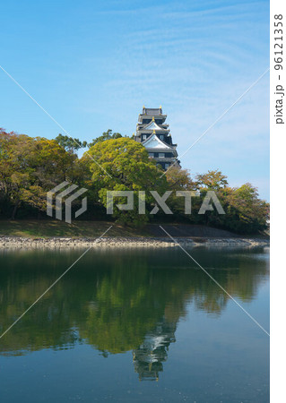 【日本100名城】令和の大改修後の岡山城天守と旭川の秋の風景3 岡山県岡山市北区 【日本100名城】令和の大改修後の岡山城天守と旭川の秋の風景3 岡山県岡山市北区 96121358