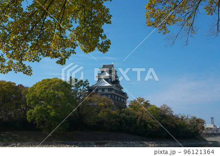 【日本100名城】令和の大改修を終えリニューアルオープンした岡山城天守の秋の風景1 岡山県岡山市北区 【日本100名城】令和の大改修を終えリニューアルオープンした岡山城天守の秋の風景1 岡山県岡山市北区 96121364