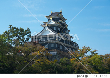 【日本100名城】令和の大改修を終えリニューアルオープンした岡山城天守の秋の風景2 岡山県岡山市北区 【日本100名城】令和の大改修を終えリニューアルオープンした岡山城天守の秋の風景2 岡山県岡山市北区 96121366