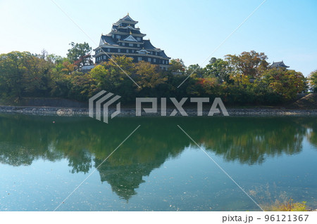 【日本100名城】令和の大改修後の岡山城天守と旭川の秋の風景8　岡山県岡山市北区 96121367
