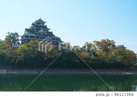【日本100名城】令和の大改修後の岡山城天守と旭川の秋の風景9 岡山県岡山市北区 【日本100名城】令和の大改修後の岡山城天守と旭川の秋の風景9 岡山県岡山市北区 96121368