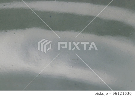 波状の模様の入った白いアンティーク陶磁器の表面をマクロ撮影。 96121630