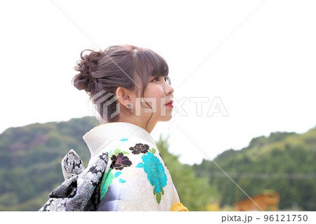 白地にターコイズブルー系柄の振袖を着た成人女性、和装ロケーション撮影、成人式 96121750