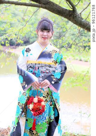 白地にターコイズブルー系柄の振袖を着た成人女性、和装ロケーション撮影、成人式 白地にターコイズブルー系柄の振袖を着た成人女性、和装ロケーション撮影、成人式 96121768