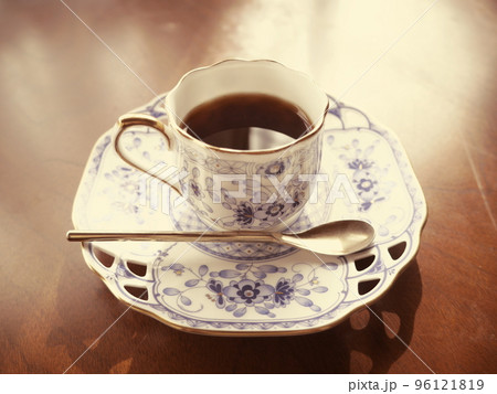 テーブルの上のコーヒー テーブルの上のコーヒー 96121819