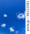 濃い青の空 96122081