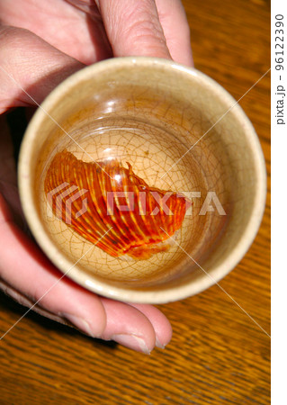 絶品、フグならぬオニカサゴのヒレを炙って入れたお燗したひれ酒(日本酒) 絶品、フグならぬオニカサゴのヒレを炙って入れたお燗したひれ酒(日本酒) 96122390