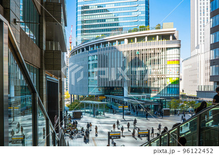 【大阪】大阪ステーションシティから見たグランフロント大阪 【大阪】大阪ステーションシティから見たグランフロント大阪 96122452