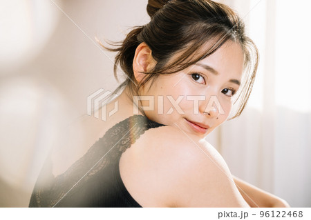 スキンケアイメージ・若い女性 96122468