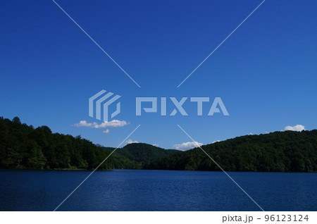クロアチア プリトヴィツェ湖群国立公園の湖と空 96123124
