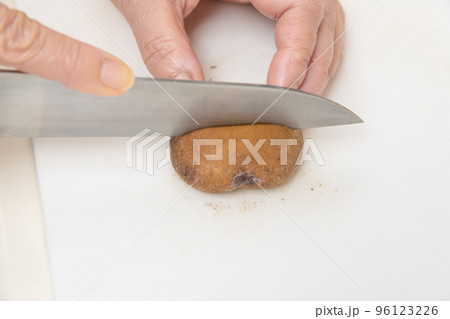 【ミドル主婦がシイタケを半分に切る】 96123226