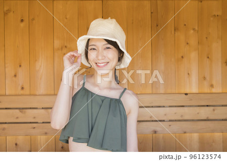 サウナハットをかぶってサウナに入るサウナ女子 96123574