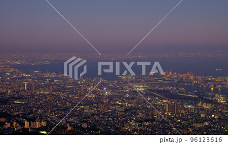 摩耶山掬星台から望む神戸夜景　【日本三大夜景】 96123616