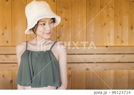 サウナハットをかぶってサウナに入るサウナ女子 96123714