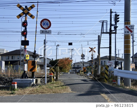 ある地方の在来線の小さな踏切 ある地方の在来線の小さな踏切 96123815