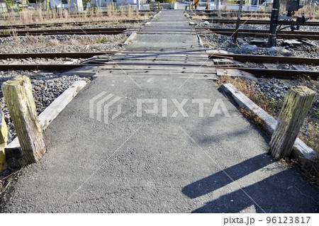 ある地方の在来線の小さな踏切 ある地方の在来線の小さな踏切 96123817