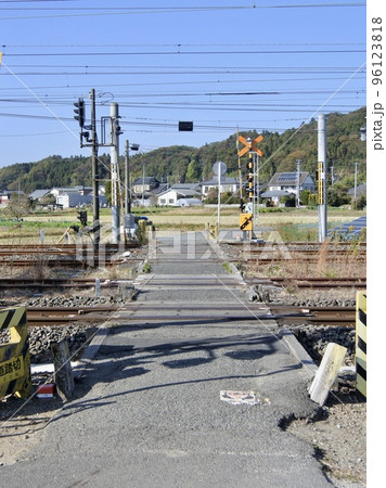 ある地方の在来線の小さな踏切 96123818