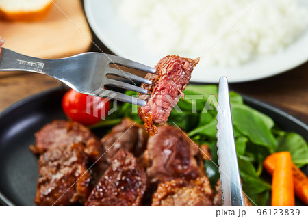 カットステーキ ビーフステーキ サイコロステーキ 国産和牛 ステーキ カットステーキ ビーフステーキ サイコロステーキ 国産和牛 ステーキ 96123839