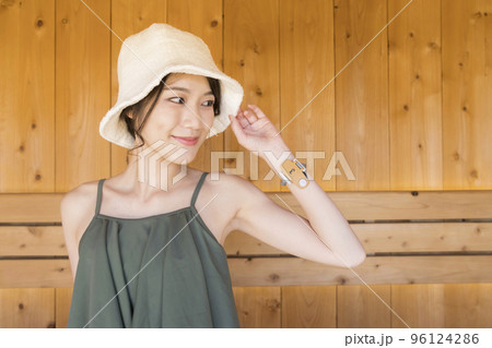 サウナハットをかぶってサウナに入るサウナ女子 96124286