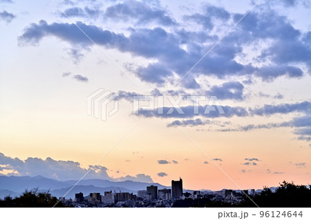 秋の夕暮れの寂しさ 96124644