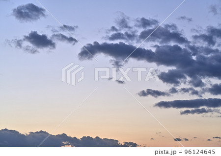 秋の夕暮れの寂しさ 96124645