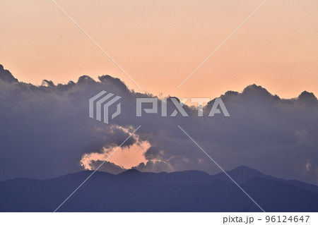 秋の夕暮れの寂しさ 96124647