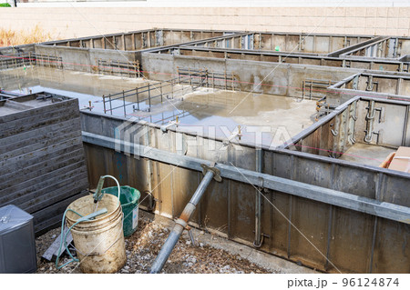 住宅の基礎工事現場 96124874