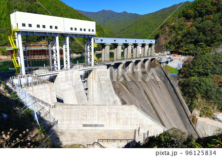 【徳島県】晴天の長安口ダム 【徳島県】晴天の長安口ダム 96125834