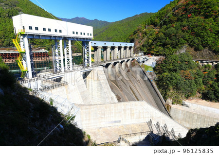 【徳島県】晴天の長安口ダム 96125835