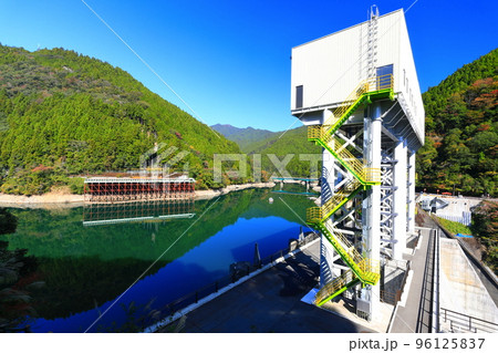 【徳島県】晴天の長安口ダム 96125837