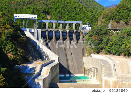 【徳島県】晴天の長安口ダム 96125840