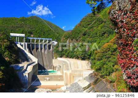 【徳島県】晴天の長安口ダム 【徳島県】晴天の長安口ダム 96125846