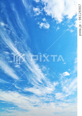 秋の青空と雲 秋の青空と雲 96126907