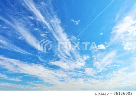 秋の青空と雲 秋の青空と雲 96126908