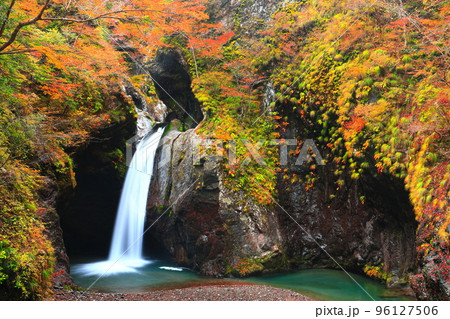 【徳島県】最盛期の大釜の滝の紅葉 96127506