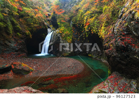 【徳島県】最盛期の大釜の滝の紅葉 96127523