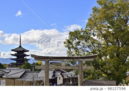 京都霊山護国神社　維新の道へ続く石鳥居 96127596