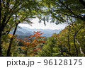 紅葉の山から遥かな山波を望む 96128175