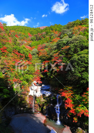 【徳島県】紅葉が最盛期の大轟の滝 【徳島県】紅葉が最盛期の大轟の滝 96128412