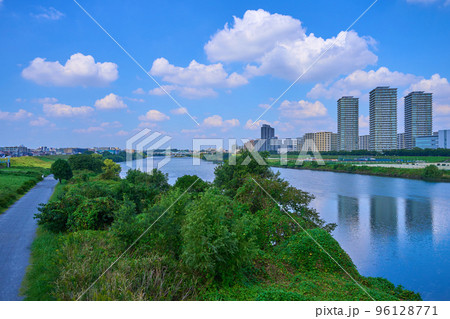 川崎市中原区(東京都大田区)のガス橋から多摩川(下丸子3,4丁目,丸子橋方面)の水辺の風景 川崎市中原区(東京都大田区)のガス橋から多摩川(下丸子3,4丁目,丸子橋方面)の水辺の風景 96128771