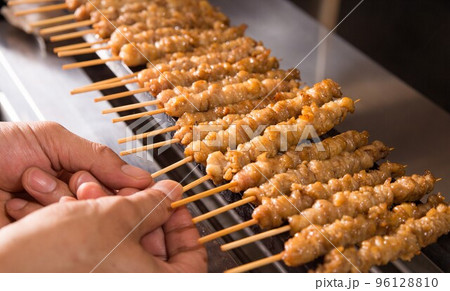 博多 福岡 ぐるぐる ねじねじ とり皮 串 96128810