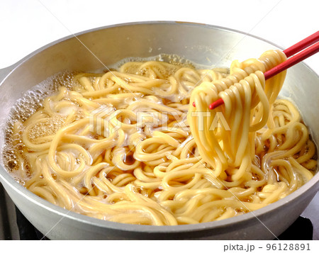 ちゃんぽん麺をぐつぐつ茹でる 箸ですくう 96128891