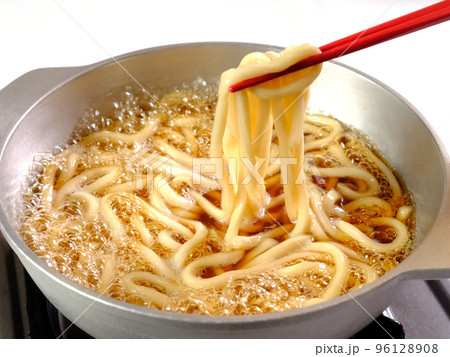 ちゃんぽん麺をぐつぐつ茹でる 沸騰 ちゃんぽん麺をぐつぐつ茹でる 沸騰 96128908