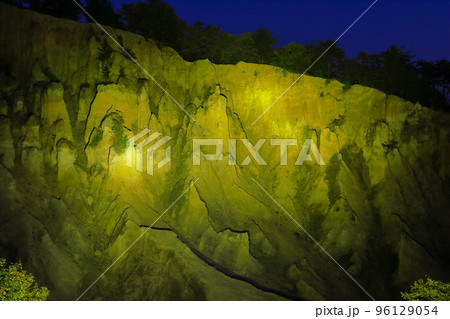 【徳島県】阿波の土柱のライトアップ夜景（波濤嶽） 96129054